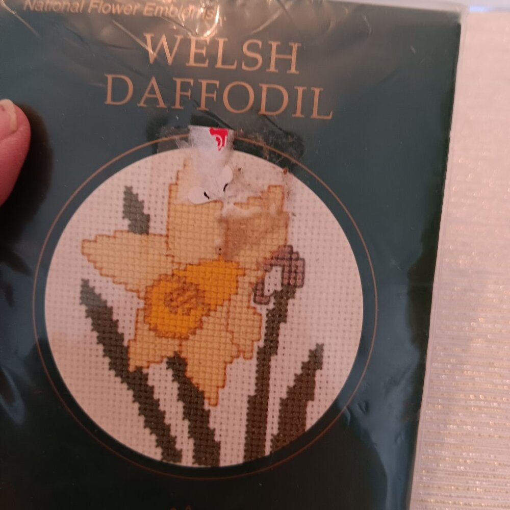 Textile Heritage Welsh Daffodil counted cross stitch card kit Great Britain - Picture 4 of 4